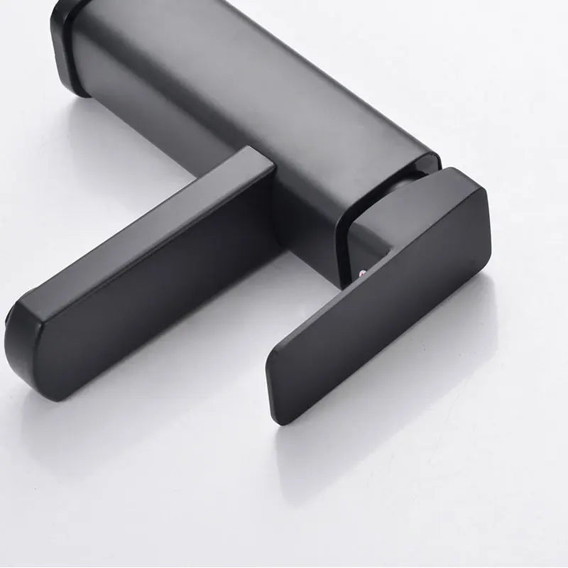 Robinet de salle de bain – noir ou chromé