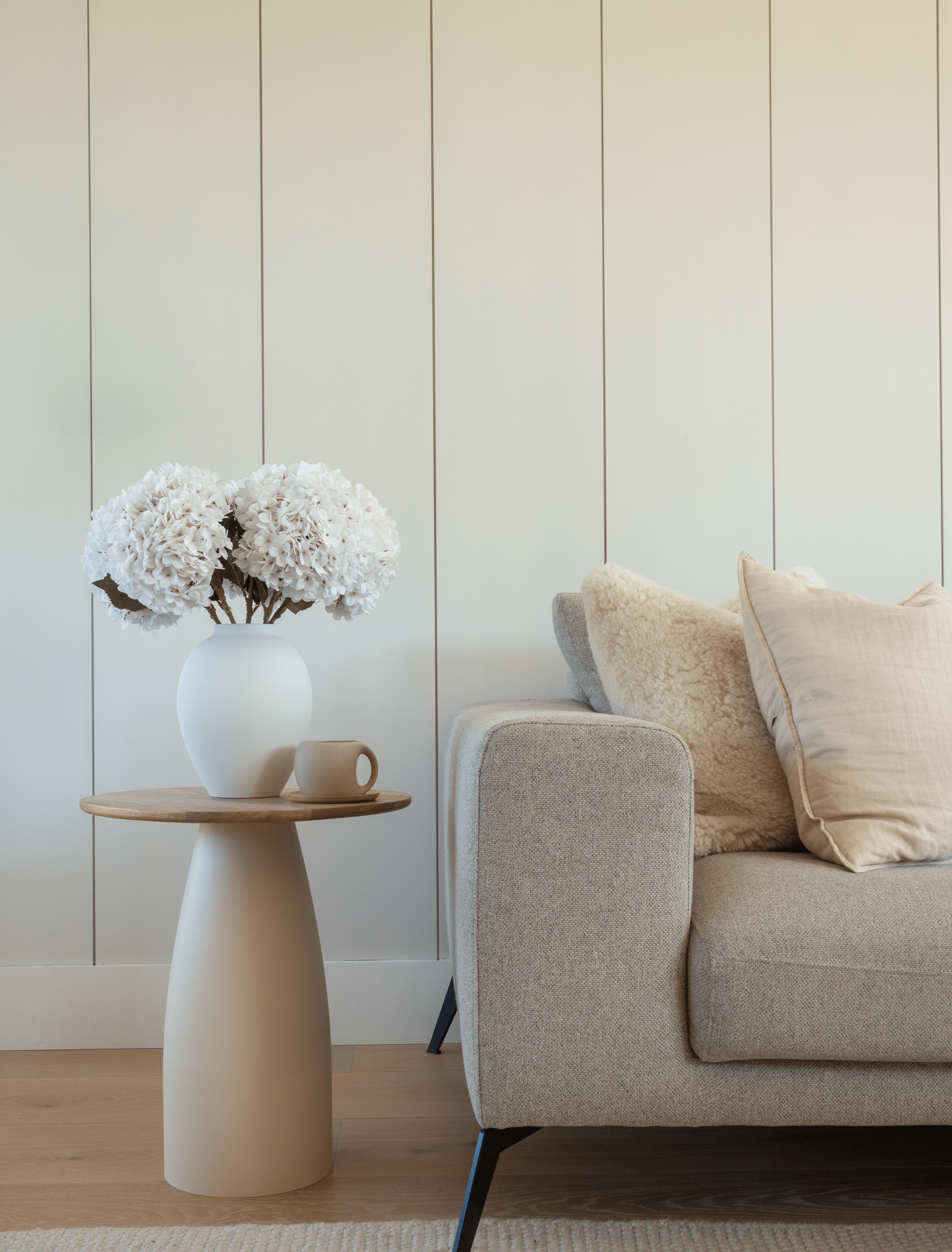 Hortensia décoratif élégant dans un vase en céramique