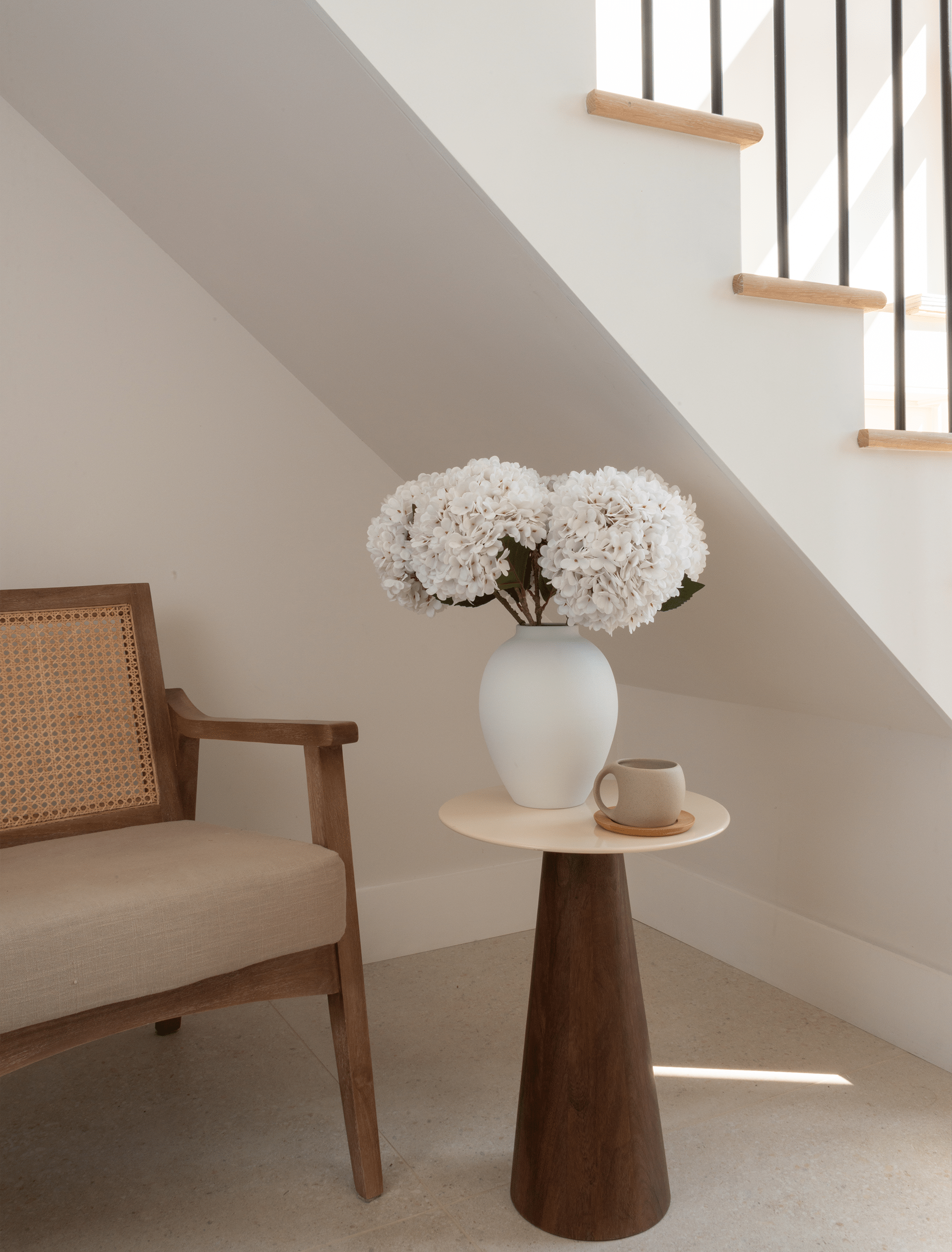Hortensia décoratif élégant dans un vase en céramique