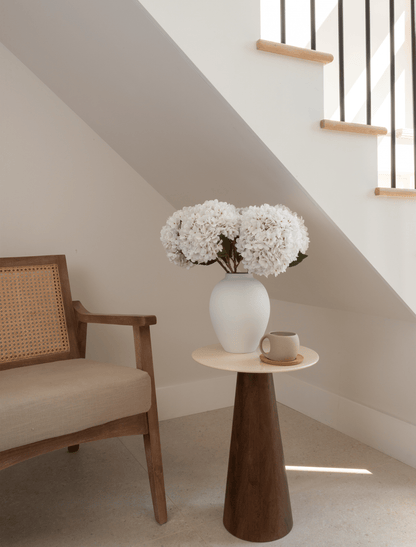Hortensia décoratif élégant dans un vase en céramique