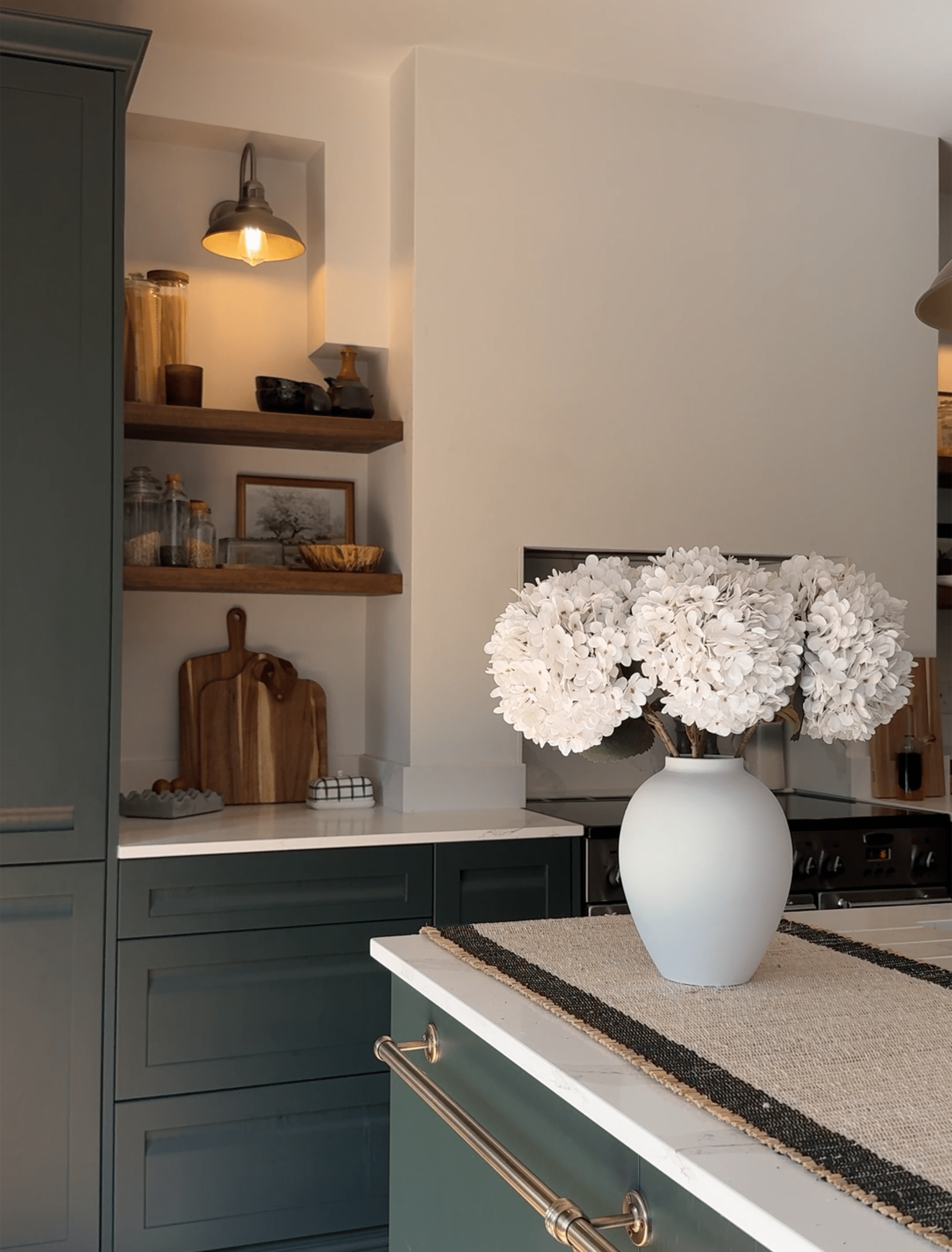 Hortensia décoratif élégant dans un vase en céramique