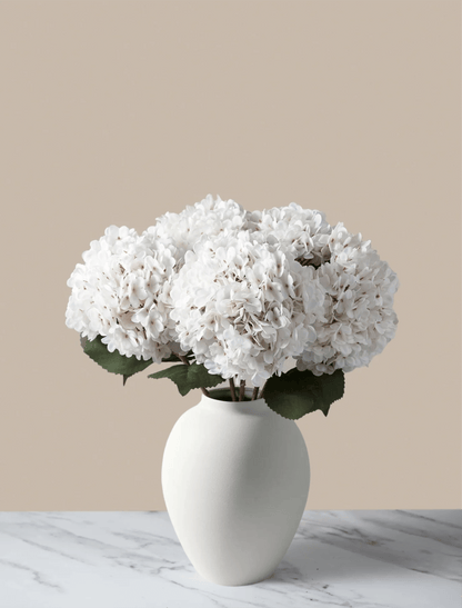 Hortensia décoratif élégant dans un vase en céramique
